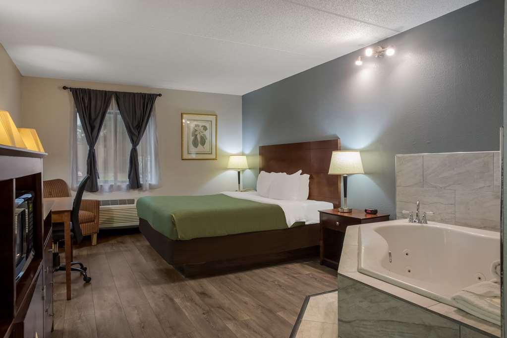 Quality Inn Toledo Room photo